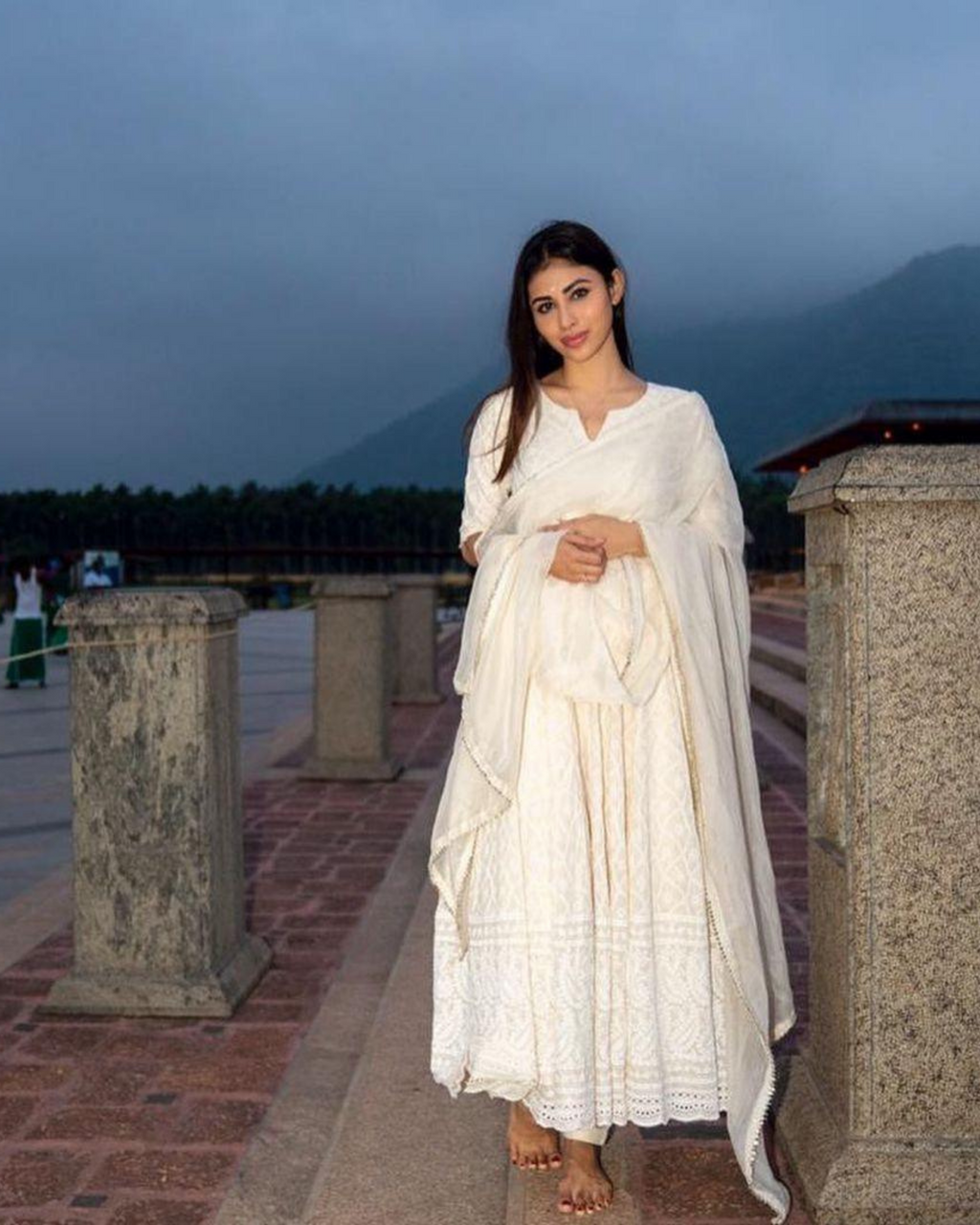 Elegant Off-White Kalidaar Cotton Kurta With Embroidery